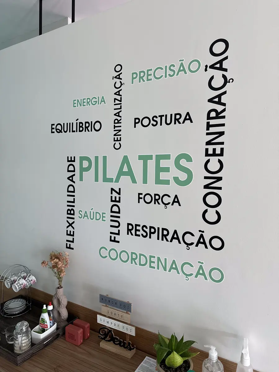 Parede do studio com os princípios do Pilates