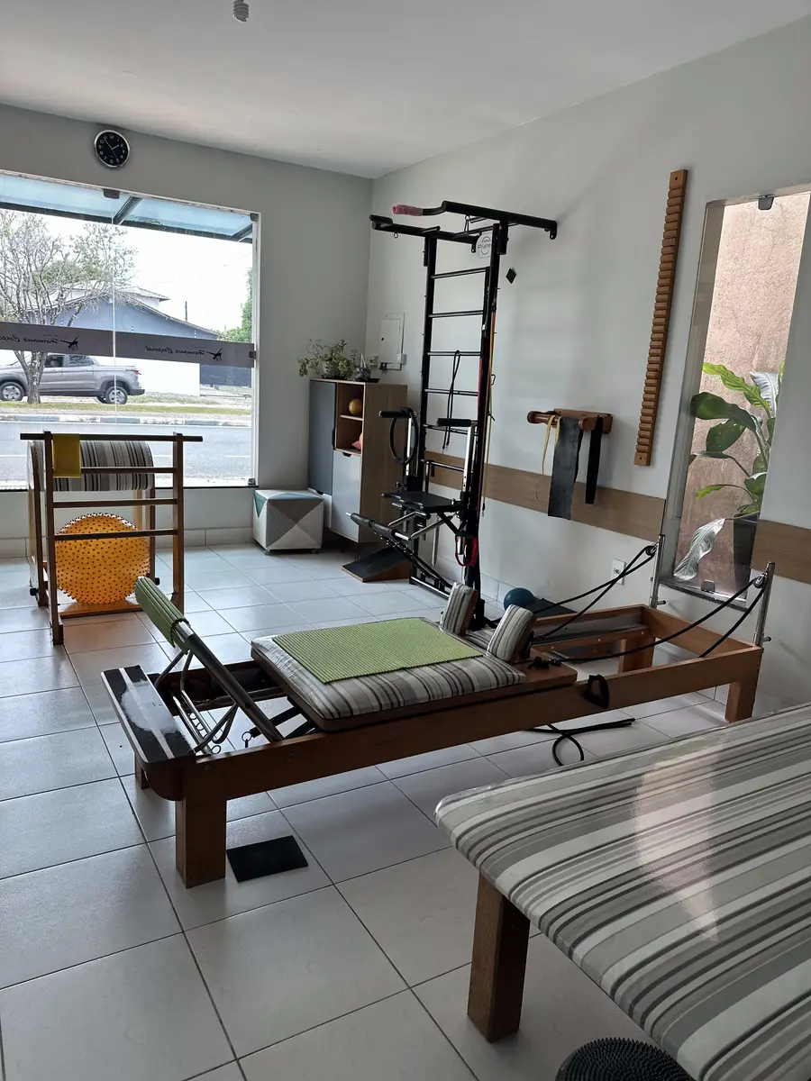 Sala com espaldar e aparelhos para RPG e tratamento de escoliose